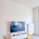 Bright With Sunny Terrace And Parking Apartmán *