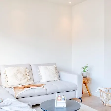 Bright With Sunny Terrace And Parking Διαμέρισμα *