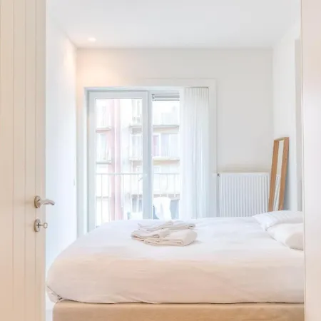 Bright With Sunny Terrace And Parking Διαμέρισμα